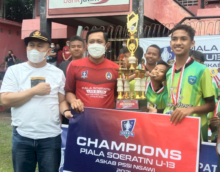  Wabup Ngawi Dwi Rianto Jatmiko menyerahkan tropy juara kepada Internal FC