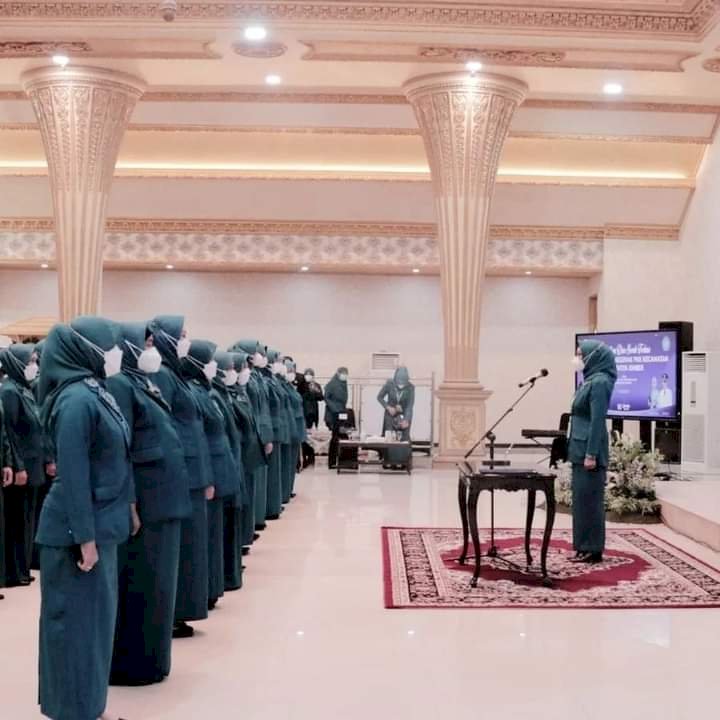 Ketua TP PKK Kabupaten Jember, Dra. Hj. Kasih Fajarini saat pelantikan ketua TP PKK Kecamatan di Pendopo Wahya Wibawagraha Jember.