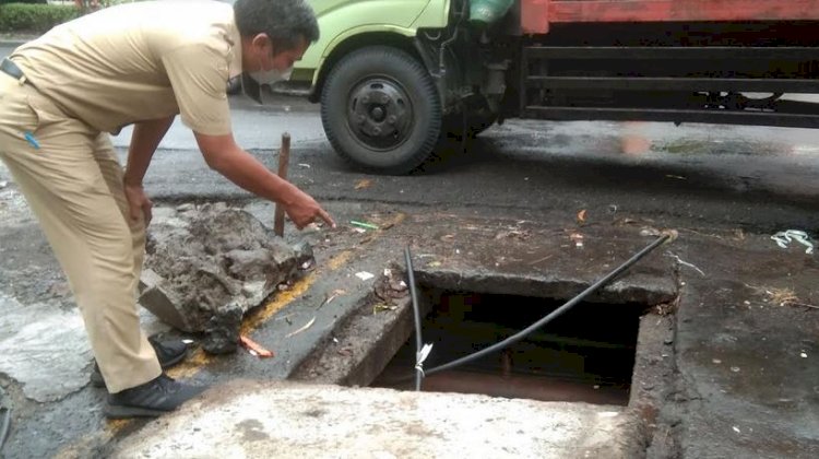 Kepala Bidang Informasi dan Komunikasi Publik serta Statistik Diskominfo Surabaya, Indriatno Heryawan sedang menunjukkan penataan utilitas yang didalam saluran air/RMOLJatim
