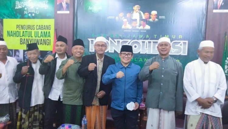 Ketum DPP PKB Muhaimin Iskandar bersama para kyai di PCNU Banyuwangi, Rabu (19/1) malam/RMOLJatim