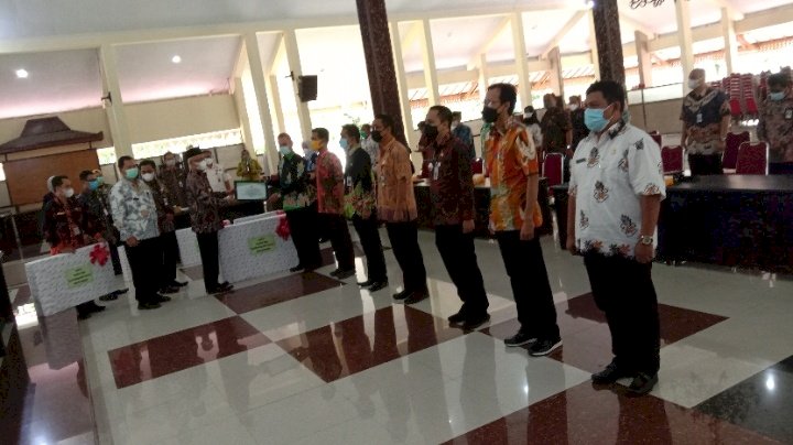 Bupati Bondowoso saat berikan reward untuk kecamatan yang taat pajak/RMOLJatim