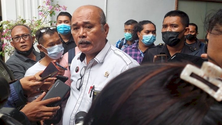 Humas PN Surabaya, Marto Ginting saat memberikan keterangan pers terkait penangkapan oknum hakim dan panitera oleh KPK/RMOLJatim