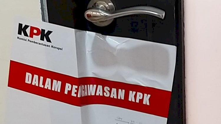 Penyegelan yang dilakukan KPK di Pengadilan Negeri Surabaya