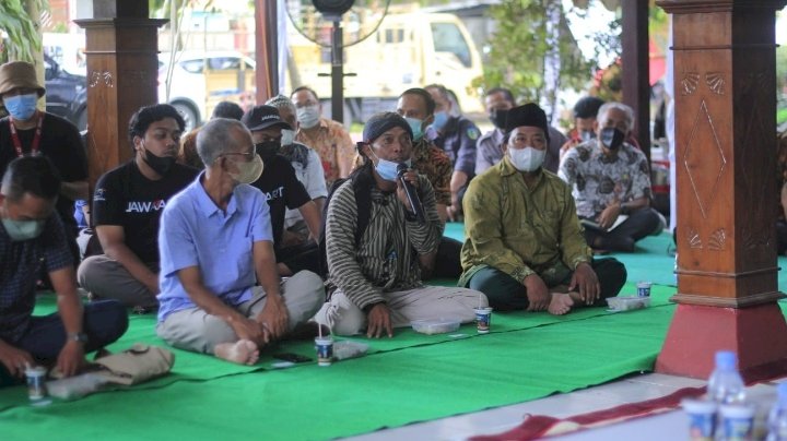 Para seniman saat berdialog dengan Bupati Kediri