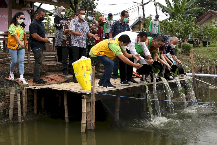 Wali Kota Eri tebar 7000 benih Ikan Nila/RMOLJatim