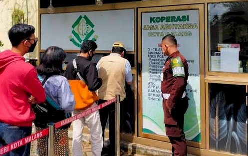 Pelanggar Lalin saat antri mengambil tilang/Ist