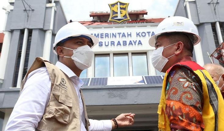 Wali Kota Eri bersama Rektor UBAYA, Benny Lianto melihat EBT berupa panel solar cell dengan kapasitas 2000 wp dipasang di atap Balai Kota Surabaya/RMOLJatim