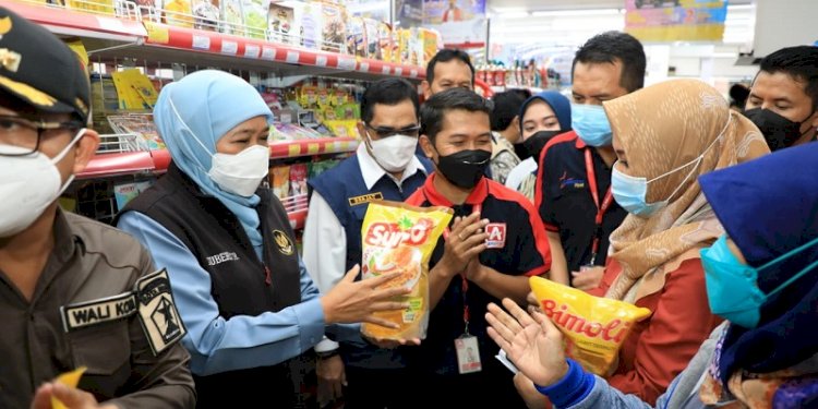 Gubernur Jatim Khofifah saat memantau harga minyak goreng di Malang/Net