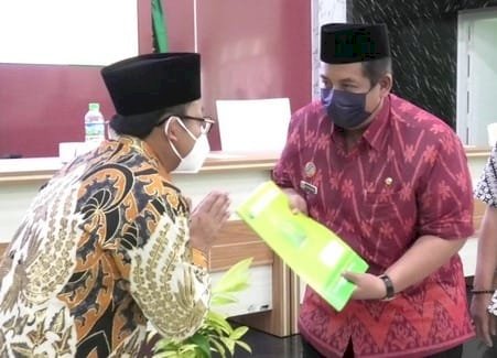 Wali Kota Malang Drs. H. Sutiaji secara simbolis saat menyerahkan hibah tiga Kantor Urusan Agama (KUA) kepada Kepala Kantor Kementerian Agama Kota Malang Dr. Muhtar Hazawawi, M.Ag/RMOLJatim