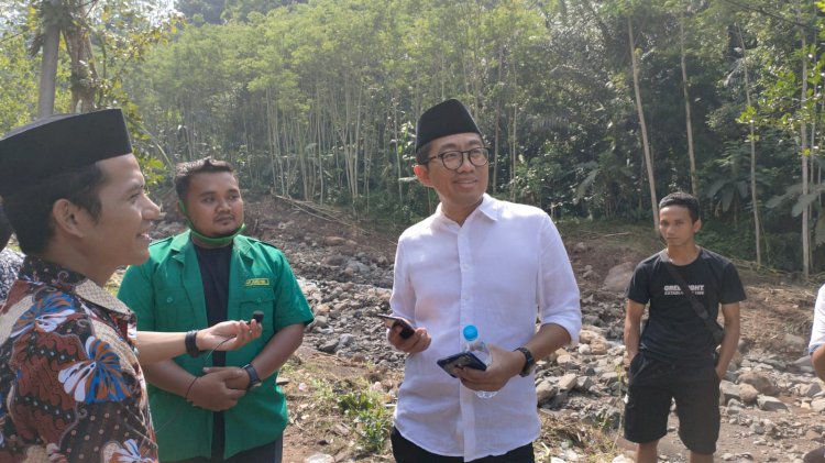 Ketua Komisi VI DPR RI, Faisol Riza saat dilokasi banjir Bandang/RMOLJatim