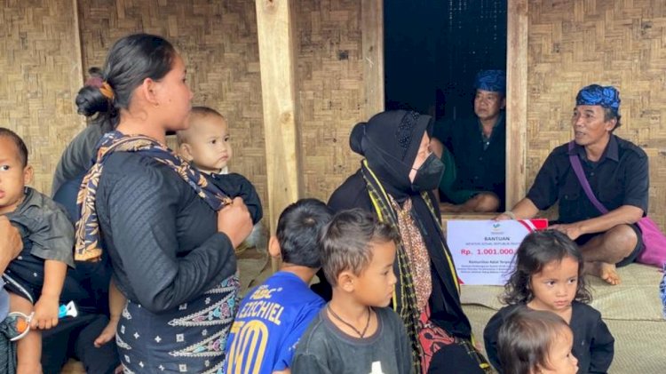 Mensos Risma menyerahkan bantuan uang pada warga kampung Baduy di Desa Kanekes, Kecamatan Leuwidamar, Kabupaten Lebak/ist