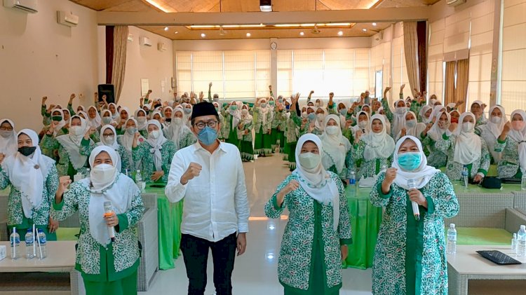 Para Fatayat NU saat bersama Ketua Komisi VI DPR RI, Faisol Riza