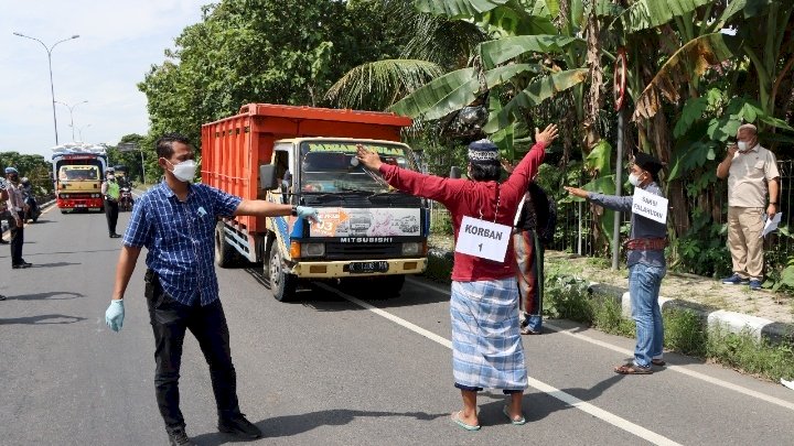 Rekonstruksi perampasan tas milik santri yang dilakukan Satreskrim Polres Ngawi menghadirkan tersangka MASB