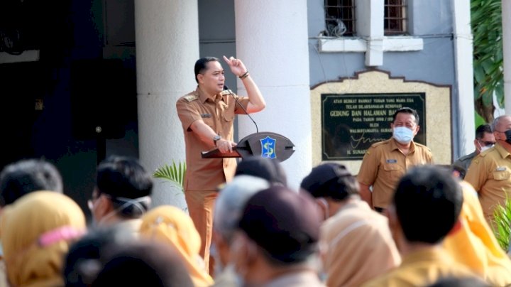 Wali Kota Eri saat memimpin apel pagi di halaman Balai Kota Surabaya/ist