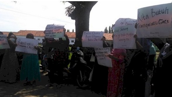 Warga melakukan aksi ke balai desa/ RMOLJateng