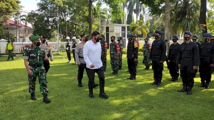 Walikota Kediri, saat mengecek Pasukan Pamor Keris