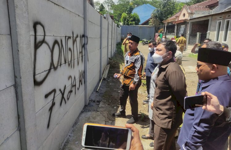 Anggota DPRD Komisi III, Zia Ulhaq saat Menandai Tulisan Bongkar  7X 24 jam Pada Tembok Perumahan yang Menutup Akses Warga Kampung /RMOLJatim