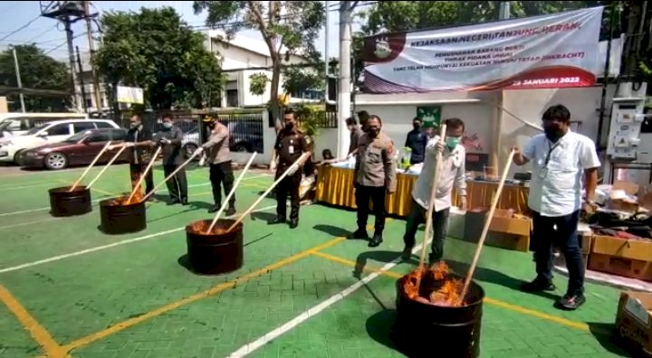 Suasana pemusnahan barang bukti perkara yang telah berkekuatan hukum tetap di halaman Kantor Kejaksaan Negeri Tanjung Perak/RMOLJatim