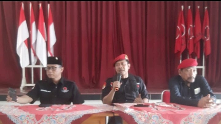 Dwi Rianto Jatmiko (tengah) Ketua DPC PDIP Ngawi bersama kadernya 