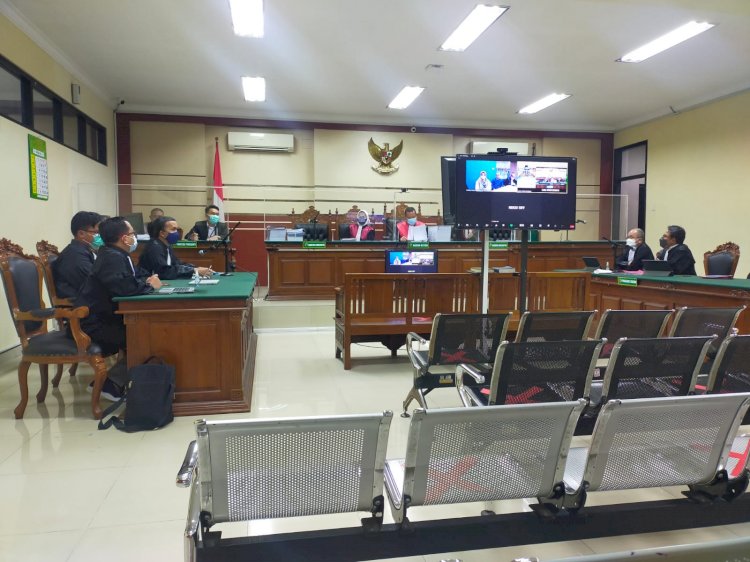 suasana sidang pembacaan dakwaan kasus jual beli jabatan dengan terdakwa Puput Tantriana Sari dan terdakwa Hasan Aminuddin di Pengadilan Tipikor Surabaya/RMOLJatim