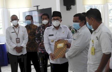 Wali Kota Malang Sutiaji menyerahkan dokumen kepada Ketua KPRI Gajayana Malang/Ist
