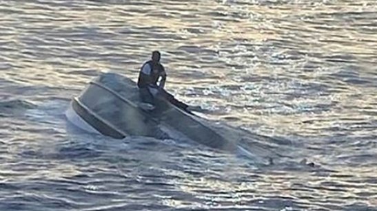  Kapal terbalik di sekitar 45 mil (70 kilometer) timur Fort Pierce Inlet, Florida, pada 25 Januari 2022/Net.
