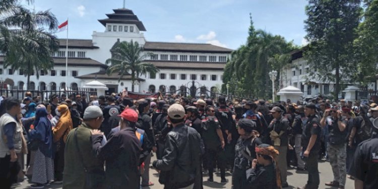 Aksi massa menuntut Arteria Dahlan dipecat di Gedung Sate, Kota Bandung/RMOLJabar