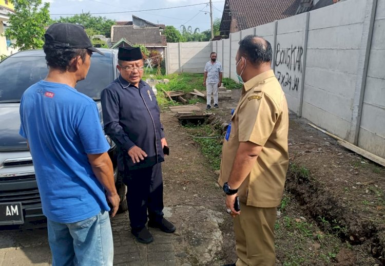 Wakil Ketua Komisi II DPRD Kabupaten Malang, Hadi Mustofa (mengenakan peci hitam) saat melihat  dilokasi tembok perumahan yang tutupi akses warga kampung/Ist