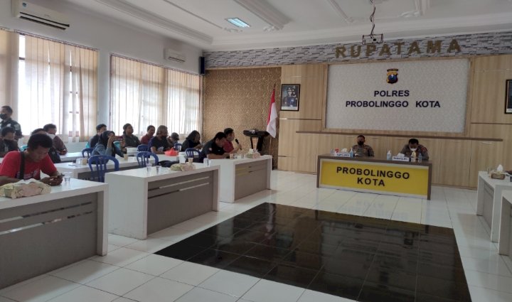 suasana ngopi bareng di Ruang Rupatama Polres Probolinggo Kota/RMOLJatim