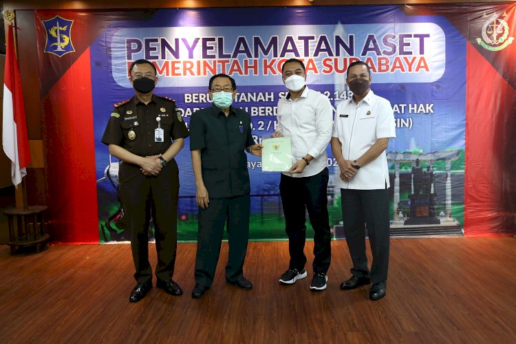 Alim Markus kembalikan aset milik Pemkot Surabaya kepada Wali Kota Eri disaksikan Kajati Jatim/RMOLJatim