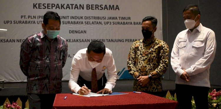 Kajari Tanjung Perak, I Ketut Kasna Dedi saat menandatangani nota kesepakatan bersama dengan PT. PLN (Persero) Unit Induk Distribusi Jawa Timur, Unit Pelaksana Pelayanan Pelanggan (UP3) Surabaya Utara, Surabaya Barat dan Surabaya Selatan/Ist 