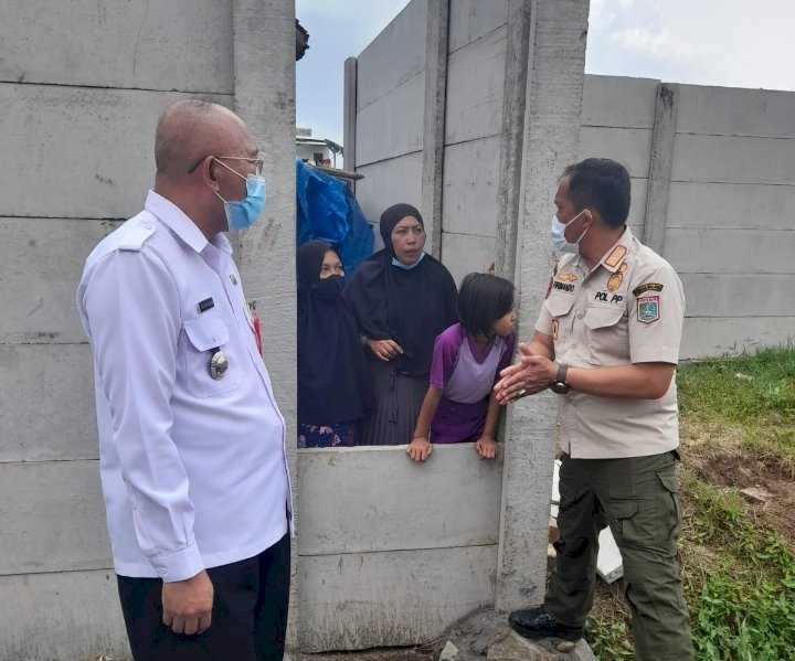 Kondisi sebagian tembok yang tutup akses jalan warga kampung sudah terbongkar/RMOLJatim