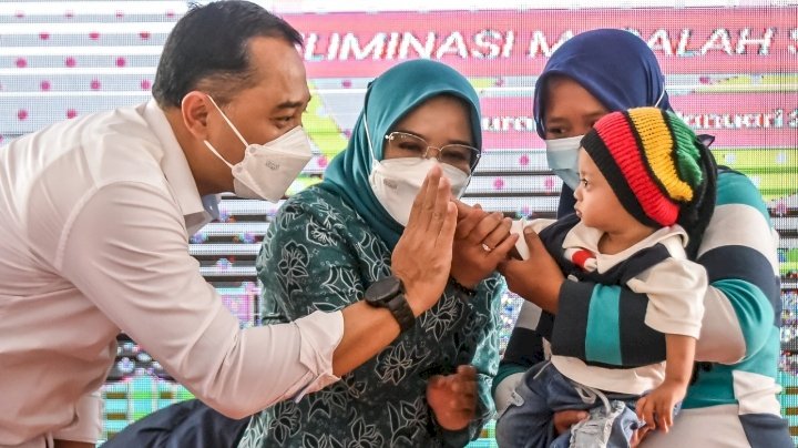 Wali Kota Eri bersama Ketua TP PKK Surabaya Rini Indriyani hadir di Lomba Bersama Wujudkan ‘Surabaya Emas’ (Eliminasi Masalah Stunting) di halaman Taman Surya/RMOLJatim