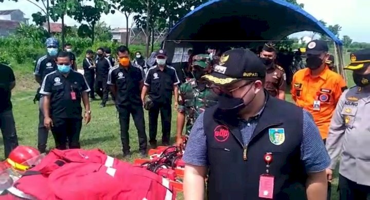 Bupati Kediri, Hanindhito Himawan Pramana mengecek peralatan antisipasi bencana/RMOLJatim