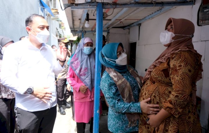 Wali Kota Eri bersama Ketua TP PKK Kota Surabaya, Rini Indriyani menemui ibu hamil saat peluncuran Aplikasi Sayang Warga/Ist