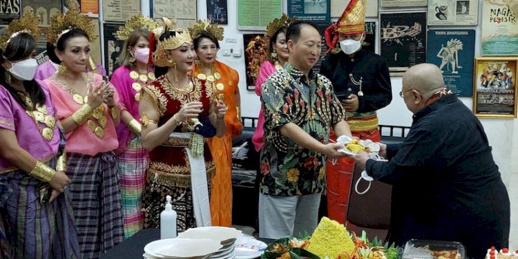 Jaya Suprana menyerahkan potongan tumpeng kepada Dubes Korea Utara An Kwang Il./RMOL