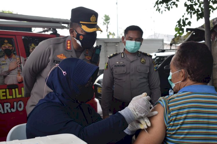 Kapolresta Sidoarjo Kombes Pol. Kusumo Wahyu Bintoro saat memantau pelaksanaan vaksin/RMOLJatim