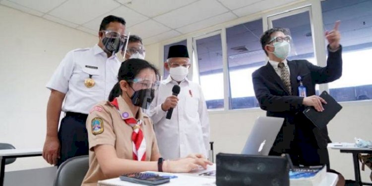 Wapres Maruf Amin saat meninjau penerapan kebijakan PTM di Jakarta bersama Gubernur DKI Jakarta Anies Baswedan/Ist