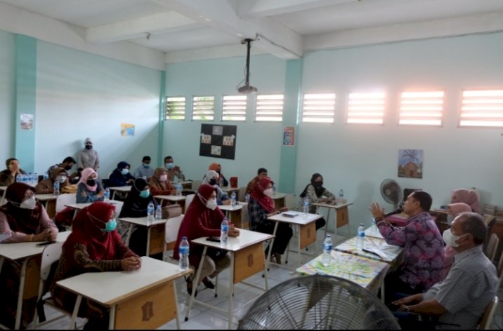 Wali Kota Eri mendatangi SMPN 49 Kota Surabaya pasca beredarnya video kekerasan yang dilakukan oleh seorang guru kepada salah satu siswanya/RMOLJatim