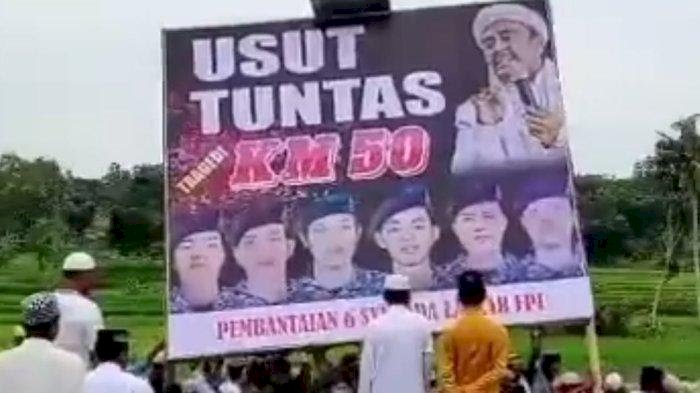 Spanduk masyarakat Madura yang mendesak pengusutan tragedi KM 50/Ist