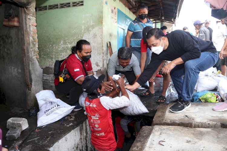 Kerja Bakti Massal Bareng Warga, Wali Kota Eri Ikut Keruk Saluran Air