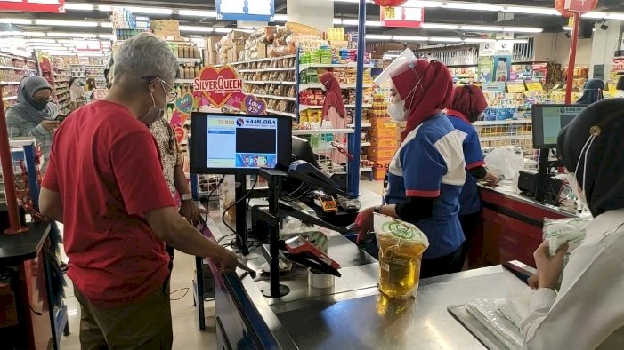Masyarakat beli minyak goreng,  jari diclupkan ke tinta