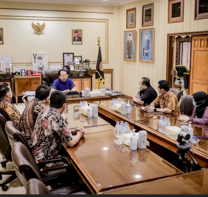 Bupati Jember Hendy, saat menggelar audiensi dengan kepala cabang Gudang Distributor toko swalayan di Jember.