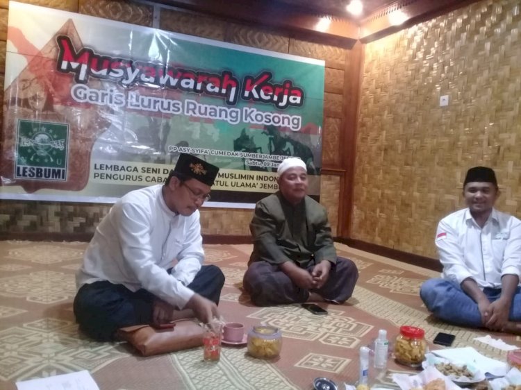 Ketua  Lesbumi PCNU Jember, Dr Siswanto ( kanan)  dan pembina Lesbumi PCNU Jember, Dr. M. Taufik (kiri).