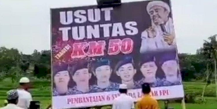 Baliho "Usut Tuntas Tragedi KM 50, Pembantaian Syuhada 6 Laskar FPI" yang terpasang di Madura/Net