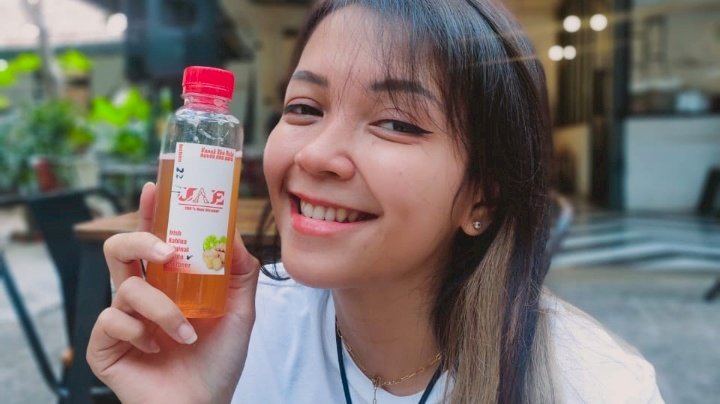 Salah satu pembeli minuman JAE