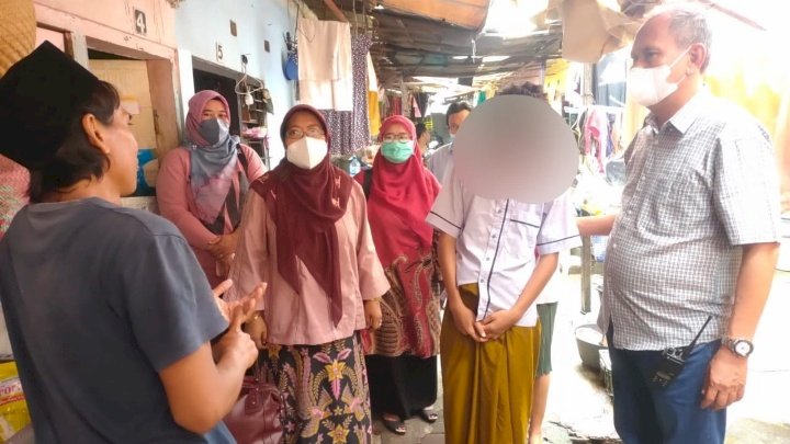 Kadispendik saat mengunjungi keluarga MR, siswa korban pemukulan gurunya di Jalan Kutisari Utara Gang 3 Surabaya/RMOLJatim