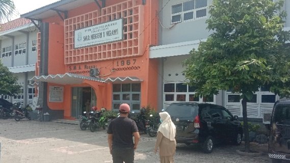 Kondisi SMAN 1 Ngawi sepi setelah melakukan pendidikan daring