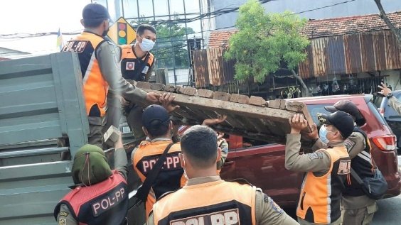 Satpol PP Surabaya menertibkan pedagang Gembong di pinggir jalan/RMOLJatim