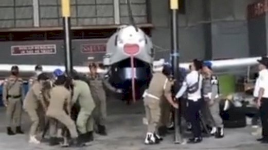 Pesawat Susi Air dikeluarkan Satpol PP dari hanggar Bandara Kolonel RA Bessing Malinau Kabupaten Malinau/Repro